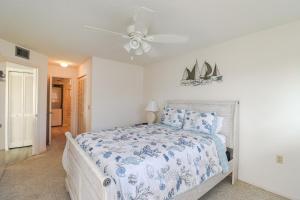 圣奥古斯丁Ocean Village Club N23的一间卧室配有一张床和吊扇