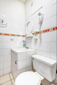 利马Habitación en Primer Piso con baño privado的白色的浴室设有卫生间和水槽。