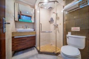 重庆重庆悦客酒店的带淋浴、卫生间和盥洗盆的浴室