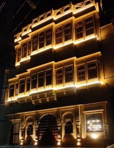 斋沙默尔Kiran Apartment的一座高大的建筑,晚上有灯