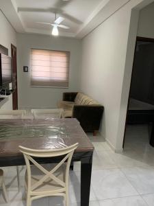 乌巴图巴Apartamento Maranduba的客厅配有桌椅和沙发