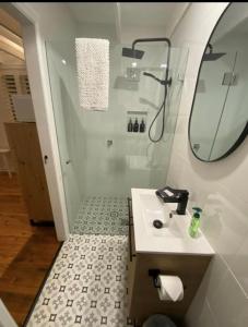 阿米代尔The Stables的浴室配有盥洗盆和带镜子的淋浴