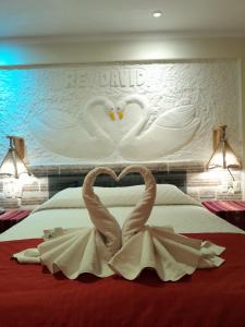 乌尤尼Hotel REY DAVID的床上用毛巾制成的两天鹅
