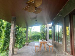 El ViejoJava Jungle的一个带桌椅的房屋门廊