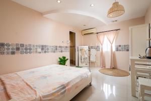 会安HY Local Budget Hotel by Hoianese - 5 mins walk to Hoi An Ancient Town的一间卧室设有一张大床和一个窗户。