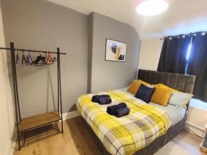 Sigma Crown - Free Street Parking的一间卧室配有黄色和蓝色枕头的床
