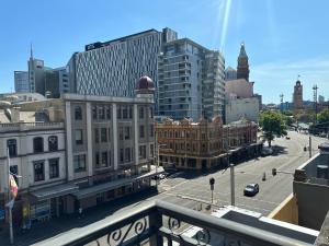 悉尼Sydney RiseOn Hotel的享有拥有建筑和街道的城市美景