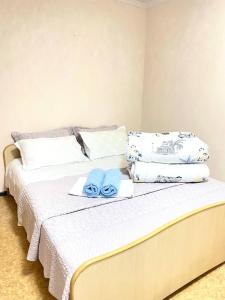 阿拉木图Town House, metro Raiymbek的一间卧室配有带毛巾的床