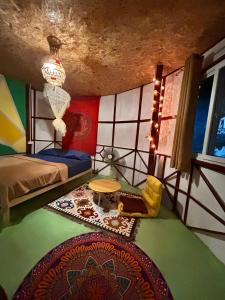 象岛Hippy Hut Koh Chang的一间设有床铺和桌子的房间