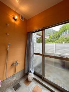 尾道市Beach Villa Tachibana的带淋浴和卫生间的浴室以及窗户。