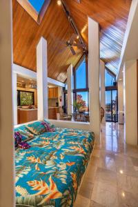 HueloLavish Cliff House with Ocean Views in Haiku, Maui jungle的房屋内一间卧室,配有一张大床