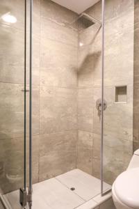 阿雷基帕Estancia El Solar的浴室里设有玻璃门淋浴