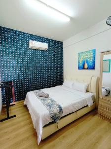 瓜拉丁加奴D'luna Homestay Terengganu SEA VIEW / DRAWBRIGE VIEW / NEAR HSNZ, KTCC, DRAWBRIGE的一间卧室设有一张床和蓝色的墙壁