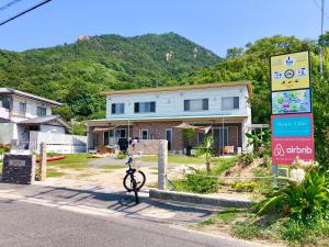 尾道市Beach Villa Tachibana的一辆自行车停在房子前面