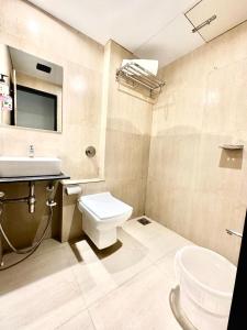 孟买HOTEL BKC PRIME - NEAR US CONSULATE的浴室配有白色卫生间和盥洗盆。