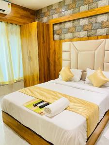 孟买HOTEL BKC PRIME - NEAR US CONSULATE的一间卧室,卧室内配有一张大床
