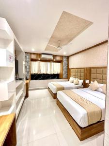孟买HOTEL BKC PRIME - NEAR US CONSULATE的一间卧室配有两张床和一台平面电视