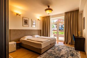 波亚纳布拉索夫Monterai Resort的一间卧室设有一张床和一个大窗户
