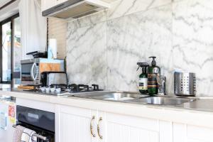 霍巴特百万美元佳景公寓的厨房配有水槽和台面