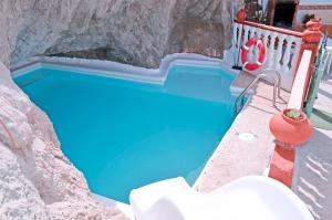 圣巴托洛梅Casa Sendero de Taidia的石头墙上的蓝色游泳池