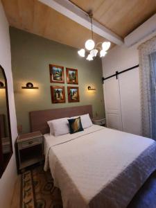 MqabbaBizzilla Lodging Suite的一间卧室配有一张带白色毯子的大床