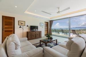 苏梅岛TWO SISTERS HILL Villa - Spectaculaire vue sur mer的客厅配有白色家具和大窗户