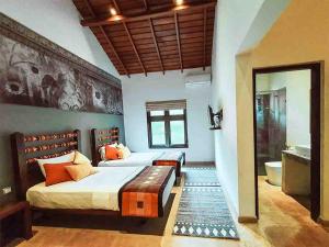 迪加纳塞伦迪布招牌度假村的一间带大床的卧室和一间浴室
