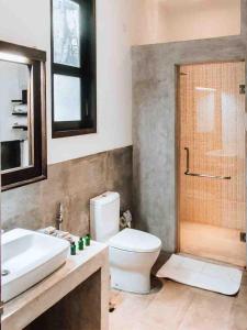 迪加纳塞伦迪布招牌度假村的浴室配有卫生间、盥洗盆和淋浴。