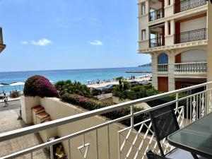 芒通Spacieux appartement face mer的从酒店阳台可欣赏到海滩景色