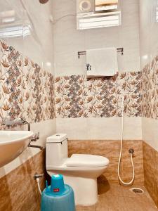蒂鲁帕蒂Hotel Sitar Grand的一间带卫生间和水槽的浴室