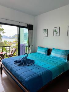 皮皮岛View Garden Resort的一间卧室配有一张带蓝色毯子的大床
