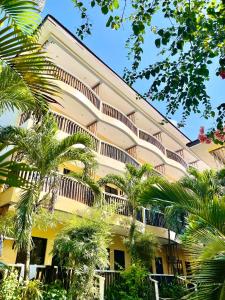 长滩岛竹湾度假酒店/餐厅的一座棕榈树环绕的大建筑