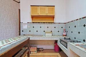 万隆OYO Life 92589 Geusan Ulun Residence的厨房配有水槽和台面