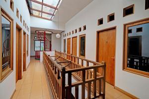 万隆OYO Life 92589 Geusan Ulun Residence的走廊设有木楼梯和天窗