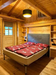 摩德纳迪-坎皮格里奥Maroc Mountain Chalet的小木屋内一间卧室,配有一张床