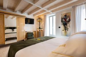 罗维尼圣灵历史宫殿酒店的酒店客房带一张床和一间卧室