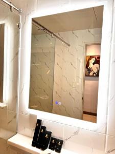 KababaeSubic Riviera Hotel & Residences的浴室内水槽上方的镜子