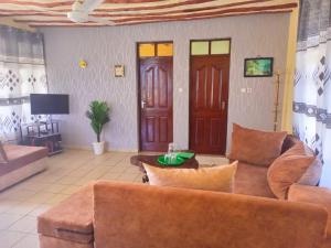 迪亚尼海滩Simba Apartments的客厅配有沙发和桌子