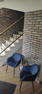 贝尔格莱德Apartman 25的两把蓝色椅子坐在楼梯旁