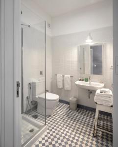 托马尔Flattered to be in Tomar的浴室配有卫生间、盥洗盆和淋浴。
