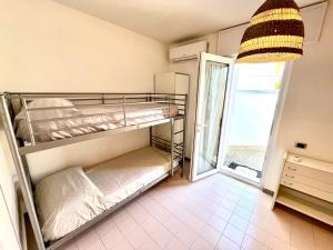 Leporano MarinaVilletta Sofia的客房设有两张双层床和一扇窗户。