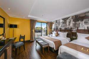 河内Hanoi Lion Boutique Hotel的酒店客房设有两张床和一个阳台。