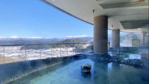 高山阿索西亚塔卡亚谜度假酒店的一座山景建筑内的游泳池
