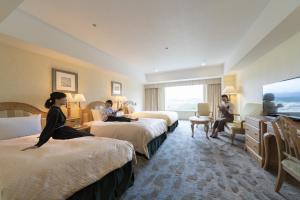 高山阿索西亚塔卡亚谜度假酒店的酒店客房,三人睡在床上