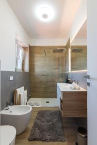 米兰La casa di GABRIELLA的带浴缸、卫生间和盥洗盆的浴室