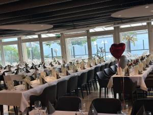 施皮茨Boutique Hotel Riviera的宴会厅的一排桌子,带有热气球