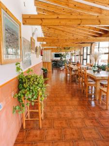 El PerdigónHotel Rural El Perdigón的餐厅设有木制天花板和桌椅