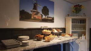 温斯霍滕City Hotel Winschoten的一张桌子,上面有盘子和食物篮子