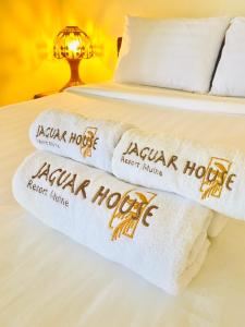 美奈Jaguar House Resort Muine的酒店客房的床上有两条毛巾