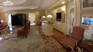 拉斯维加斯Westgate的客厅配有沙发和电视。